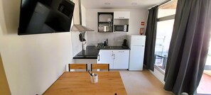 Fridge, microwave, stovetop, electric kettle - Rocha Sunny Apartment (Portimão)