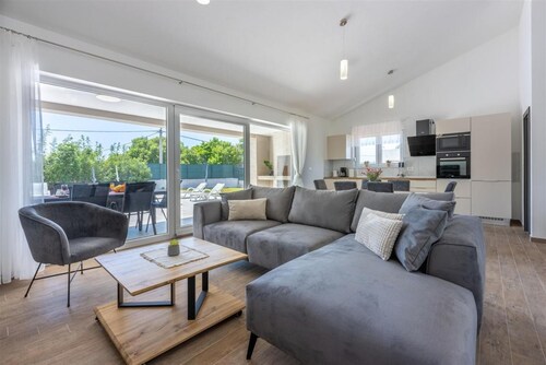 Tersaz in Trget With 3 Bedrooms and 3 Bathrooms