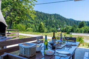 Outdoor dining - Mountain Escape house with indoor pool (Fužine)