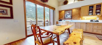 Large Family Home. Washer/Dryer, Pool Table & Gas Grill. Mountain Views