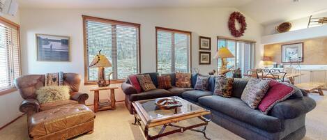 Smart TV, fireplace, DVD player, stereo