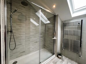 Combined shower/bathtub, hair dryer, towels - Seagrass (Sandown)