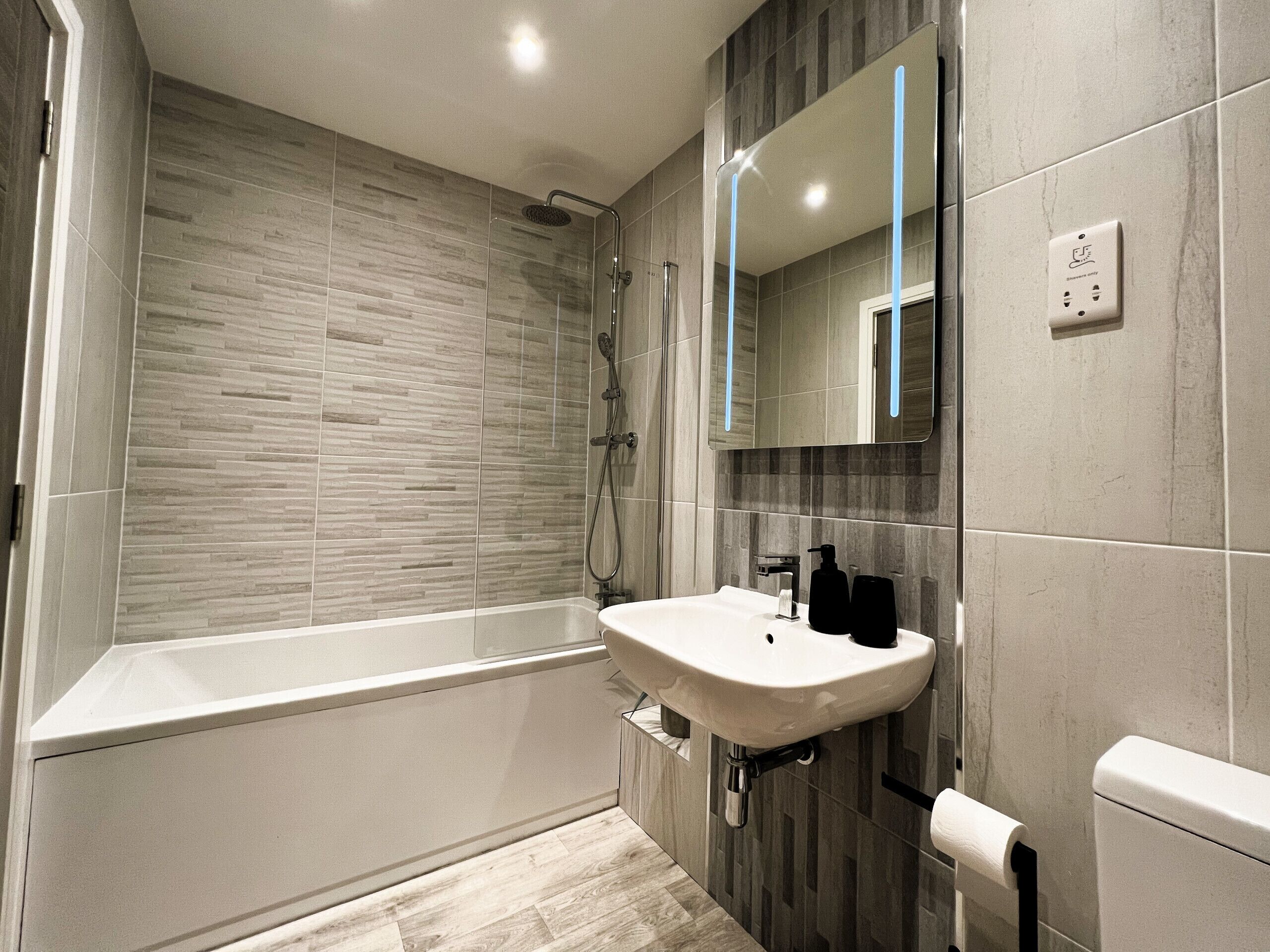 Combined shower/bathtub, hair dryer, towels