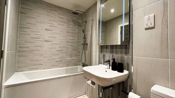 Combined shower/bathtub, hair dryer, towels