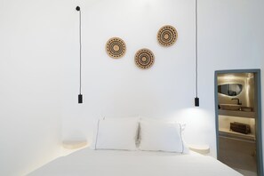 Junior Suite with Caldera-Sea View and Private Outdoor Hot Tub | 1 quarto, cofres nos quartos, escrivaninha, quartos à prova de som