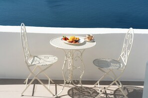 Superior Suite with Caldera-Sea View and Private Outdoor Hot Tub | Breakfast meal