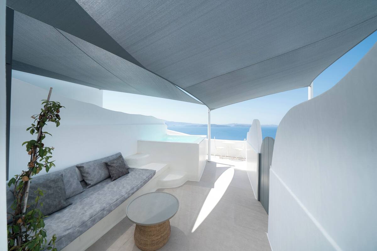 Superior Suite with Caldera-Sea View and Private Outdoor Hot Tub | Terrace/patio