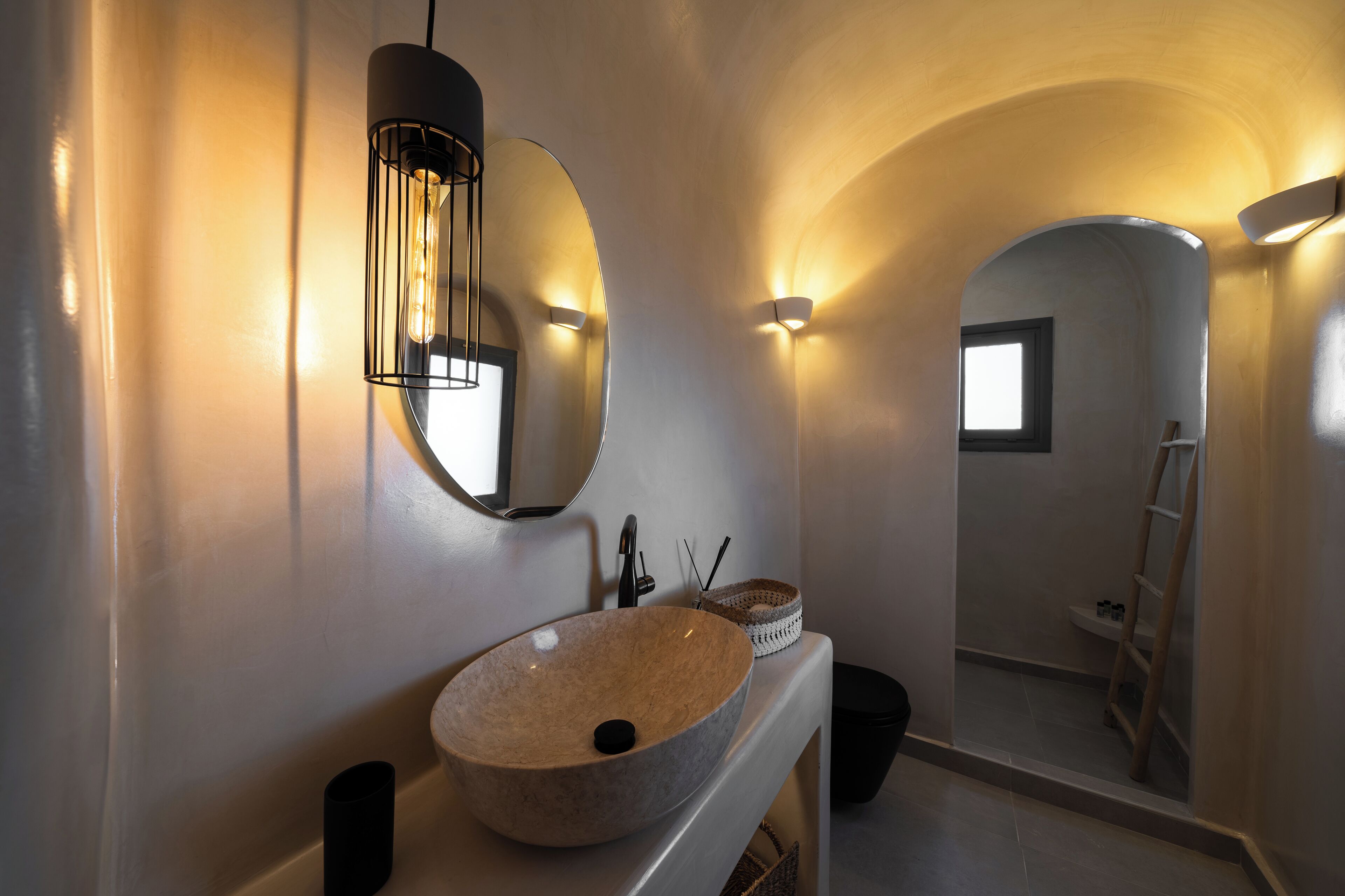 Deluxe Suite with Caldera-Sea View and Private Outdoor Hot Tub | 浴室 | 淋浴設備、吹風機、浴袍、拖鞋