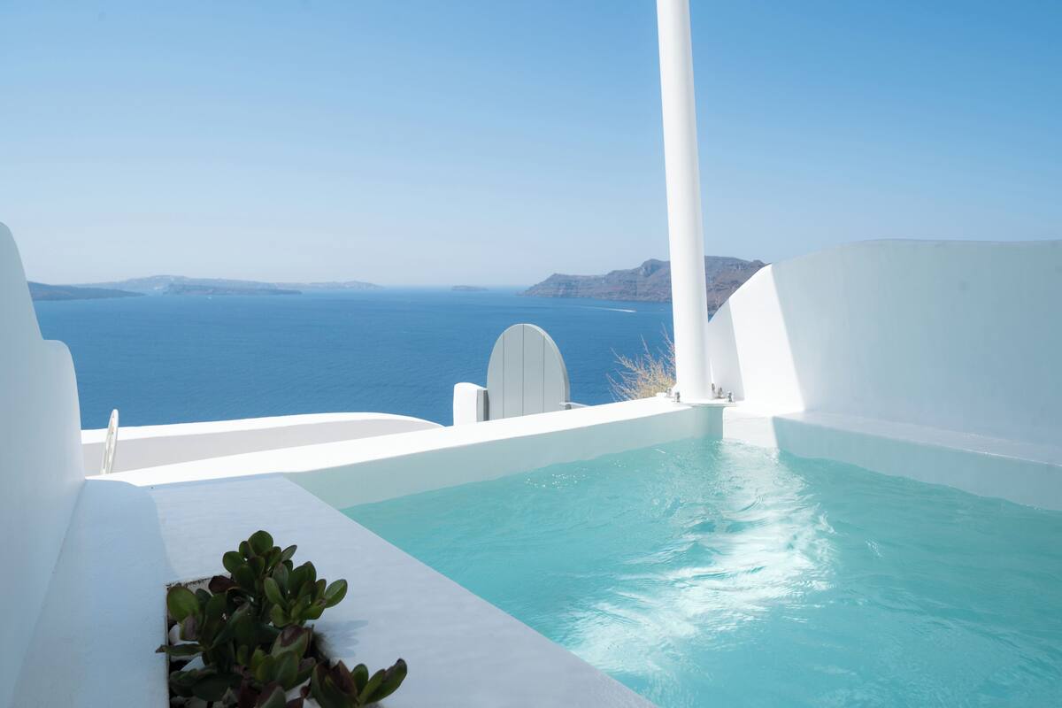Junior Suite with Caldera-Sea View and Private Outdoor Hot Tub | In-room safe, desk, soundproofing, WiFi (free)