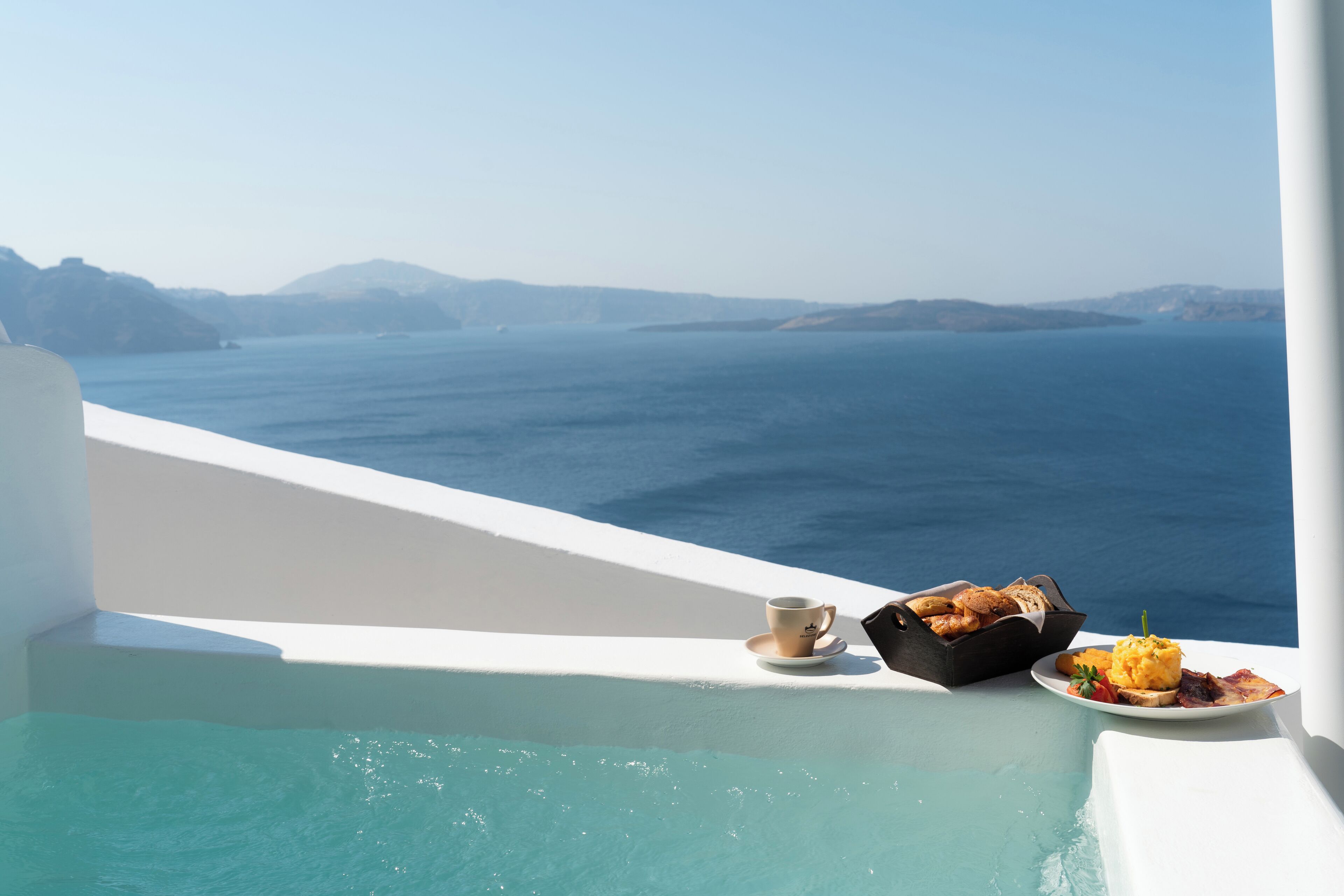 Deluxe Suite with Caldera-Sea View and Private Outdoor Hot Tub | Hiên