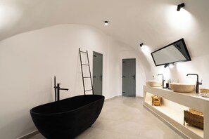 Superior Suite with Caldera-Sea View and Private Outdoor Hot Tub | Bathroom | Shower, hair dryer, bathrobes, slippers - Bligos Villas (Santorini)