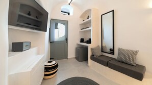 Junior Suite with Caldera-Sea View and Private Outdoor Hot Tub | In-room safe, desk, soundproofing, WiFi (free) - Bligos Villas (Santorini)
