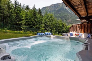 Hot tub with mountain views - Ski Chalet Bonnabelle, Hot tub, garden, parking (Chamonix)