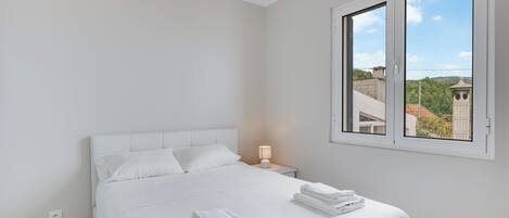 3 soverom, strykejern/-brett, wi-fi og sengetøy