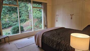 3 bedrooms, iron/ironing board, travel cot, free WiFi