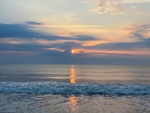 Nær stranden, solsenger og strandhåndklær