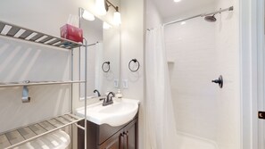 シャワー、ヘアドライヤー、タオル