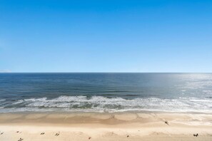 On the beach - Oceanfront Crescent Beach 1K 2Q - Crescent Shores - 1609 (North Myrtle Beach)