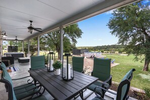 Outdoor dining - Gatlin Getaway I Pool, Hot tub, Stargazing, Family Fun (Dripping Springs)
