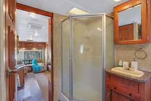 Hair dryer, towels - Windmill Ranch- Glamping Star RV  I Hot tub, stargazing (Wimberley)