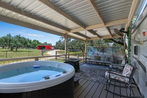 Terrace/patio - Windmill Ranch- Glamping Star RV  I Hot tub, stargazing (Wimberley)