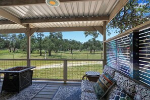 Terrace/patio - Windmill Ranch- Glamping Star RV  I Hot tub, stargazing (Wimberley)