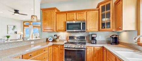 Kjøleskap, mikrobølgeovn, ovn og kokeplater