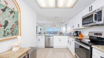 Refrigerador, microondas, horno y lavavajillas