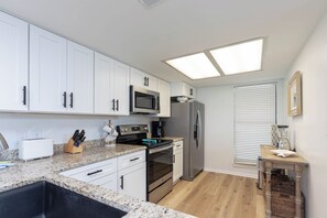 Kühlschrank, Mikrowelle, Ofen, Geschirrspüler
