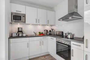 雪櫃、微波爐、焗爐、爐具