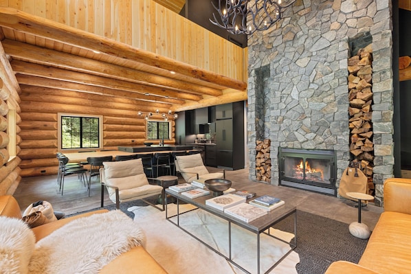 Smart TV, fireplace - Avlägsen Chalet: Modern Scandinavian Retreat w/ Hot Tub near Mt. Baker Ski Area (Deming)