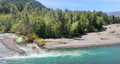 Avlägsen Chalet: Modern Scandinavian Retreat w/ Hot Tub near Mt. Baker Ski Area