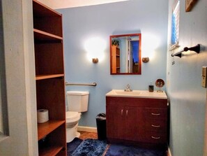 Shower, hair dryer, towels, soap - Tranquil 4 bedroom fully furnished home located 35 miles from Panama City Beach. (Youngstown)