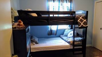 4 bedrooms, iron/ironing board, free WiFi, bed sheets