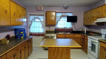 Kühlschrank, Mikrowelle, Ofen, Geschirrspüler