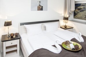 Travel cot, free WiFi, bed sheets