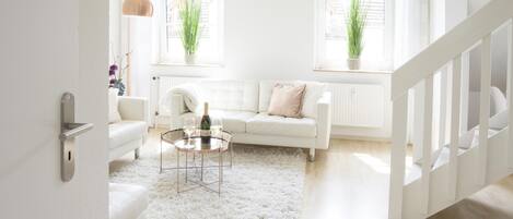 Fernseher, Tischtennisplatte, Stereoanlage