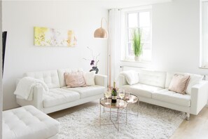 Una televisión, una mesa de tenis de mesa, un reproductor estéreo