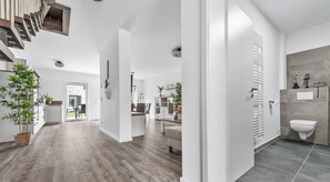 الم نشأة من الداخل