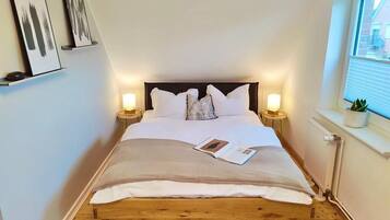 3 bedrooms, desk, iron/ironing board, travel crib