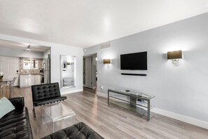 TV - 2BD, Walk Out To Pool, Old Town Scottsdale Paradise (Scottsdale)