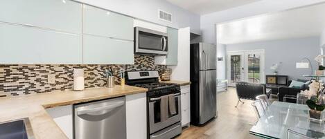 Refrigerador, microondas, horno y parrilla de estufa