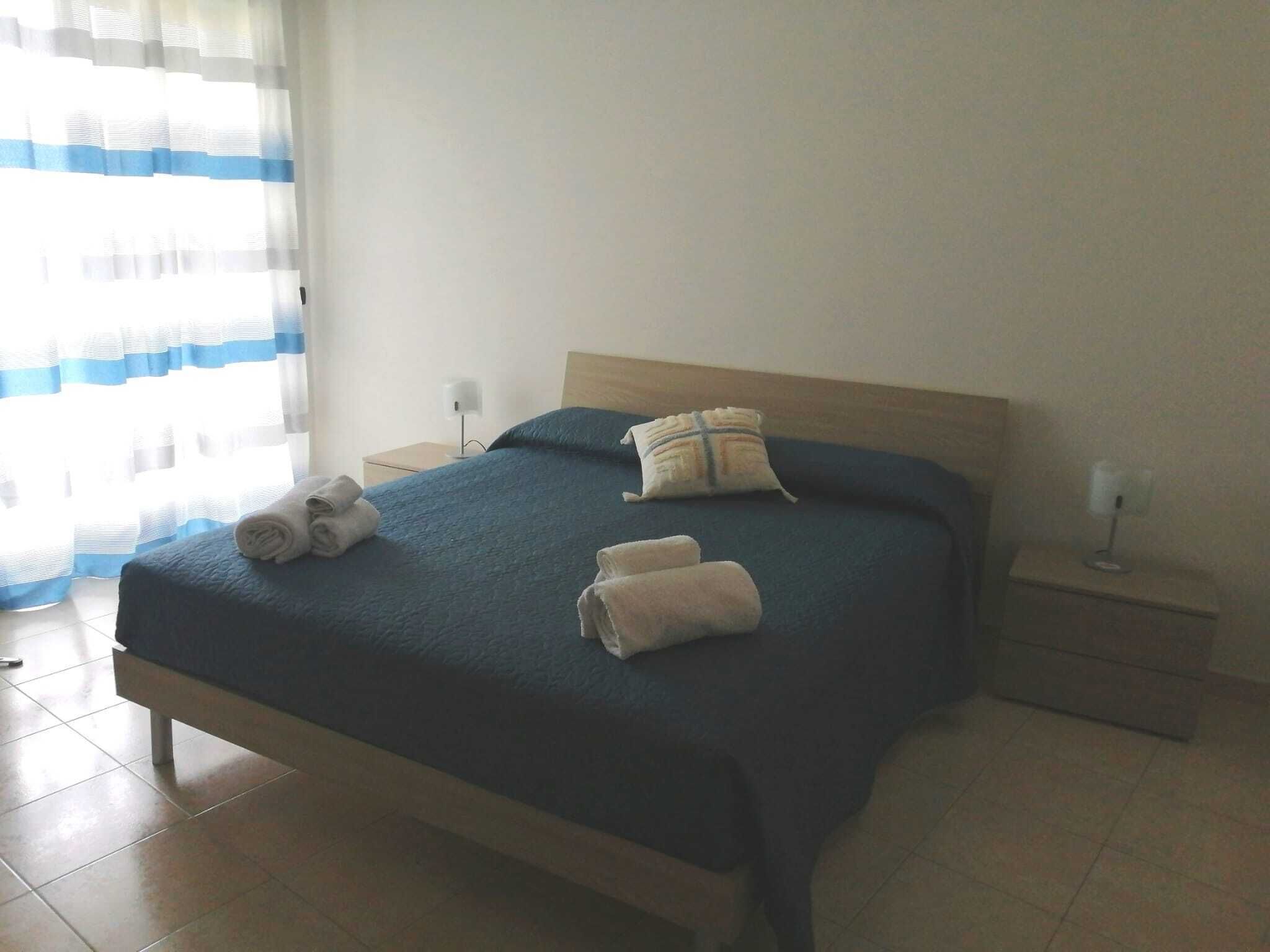 2 makuuhuonetta, työpöytä, silitysrauta/-lauta, vauvan matkasänky