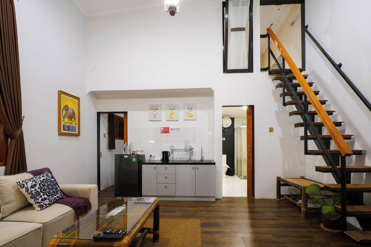 Casa de campo família, 2 quartos, ar-condicionado, vista para o jardim | Área de estar | TV de tela plana 32 polegadas com canais digitais