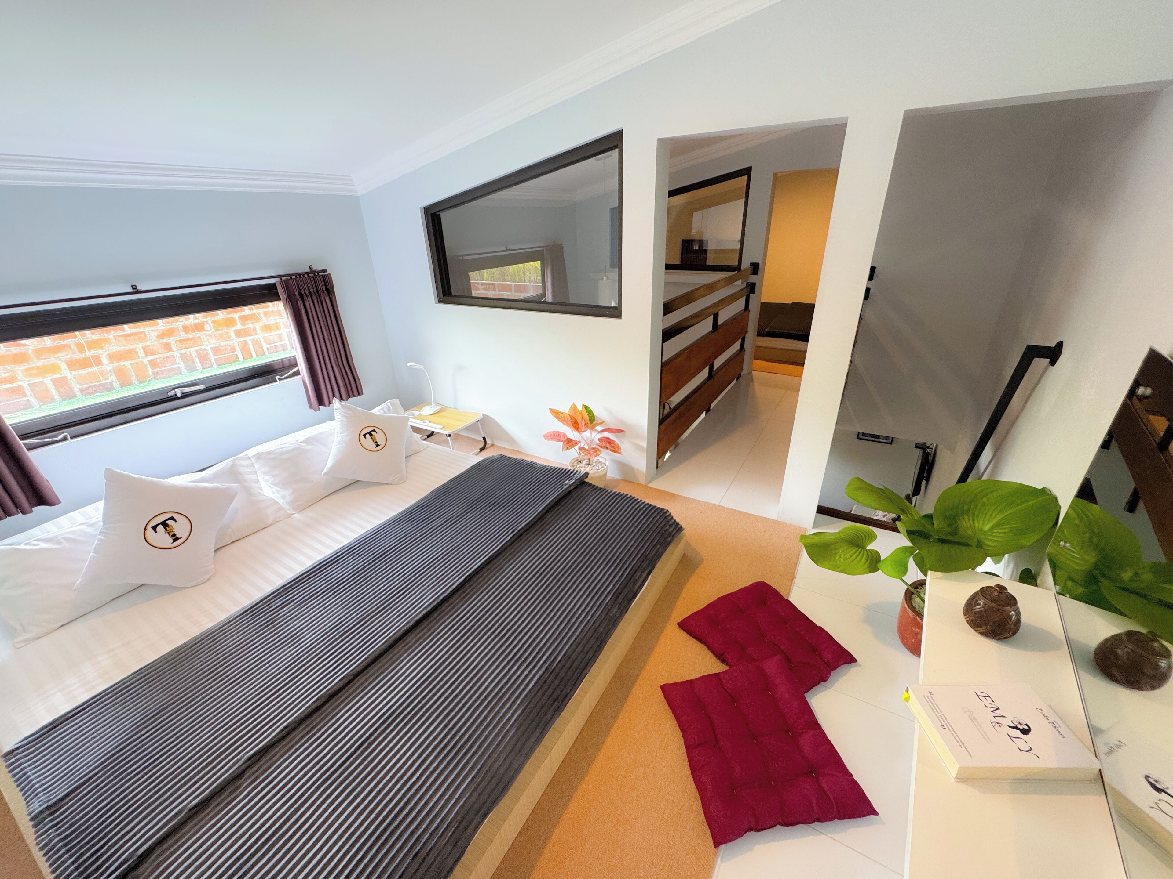 Minibar, ruang kerja ramah laptop, Wi-Fi gratis, dan seprai linen