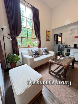 Casa de campo família, 2 quartos, terraço, no mezanino | Área de estar | TV de tela plana 32 polegadas com canais digitais