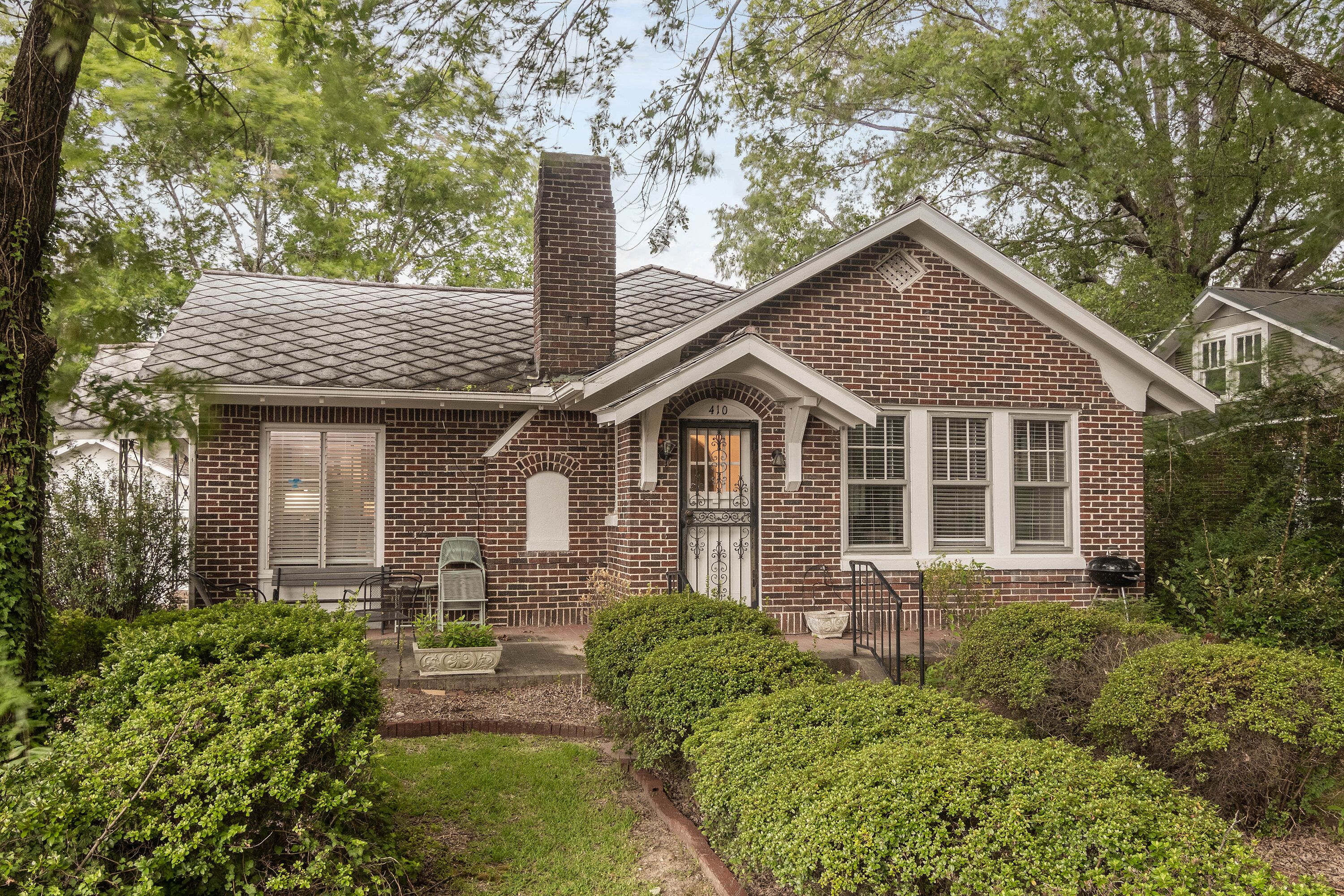 Delightful 3 BR, 1 BA in PRIME location.