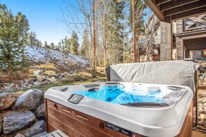 Terrace/patio - Stylish and Spacious 3-bedroom Townhome Adjacent to Snowflake Lift, With Private hot tub (Breckenridge)