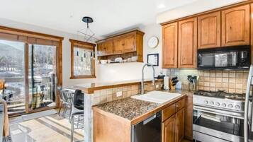 House (Stylish and spacious 3-bedroom townho) | Private kitchen