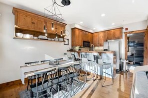 Private kitchen - Stylish and Spacious 3-bedroom Townhome Adjacent to Snowflake Lift, With Private hot tub (Breckenridge)